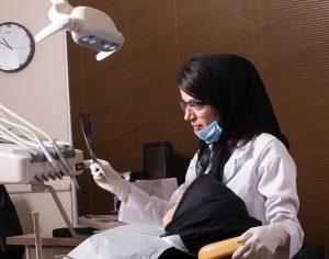 يرحب طب أسنان الدكتور عماد زاده، مع المتخصصين من الذكور والإناث، بالمرضى في المجالات المتخصصة لجراحة الأسنان وتجميل الفم والأسنان وزراعة الأسنان والصفائح.