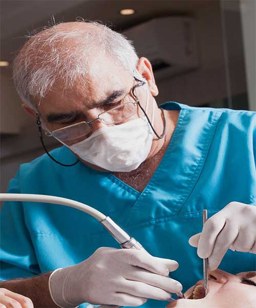 الدكتور محمد رضا عماد زاده، متخصص في طب التجميل وزراعة الأسنان في مشهد