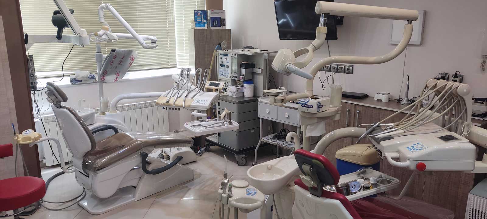 تجهیزات به روز مطب دکتر رضا عمادزاده متخصص دندانپزشکی زیبایی در احمد آباد مشهد